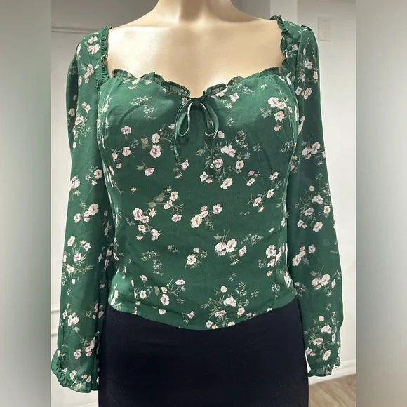 NWT Abercrombie & Fitch Women's Green Blouse with floral pattern.
Size: Médium - Picture 2 of 8